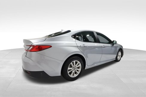 Used 2025 Toyota Camry LE image 4
