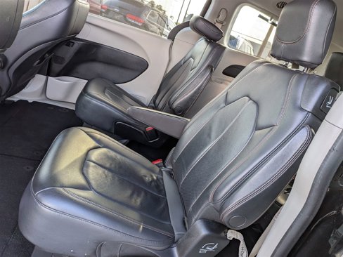 Used 2018 Chrysler Pacifica Touring-L image 26