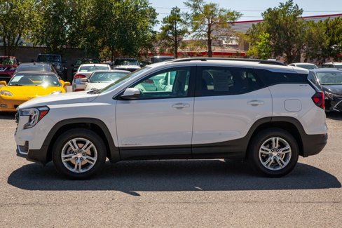 Used 2023 GMC Terrain SLE w/ Driver Convenience Package image 8