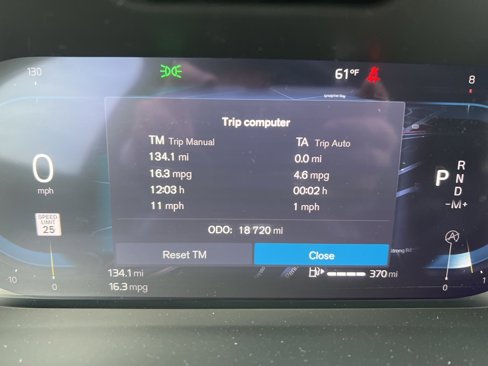 Used 2025 Volvo XC40 B5 Core image 17