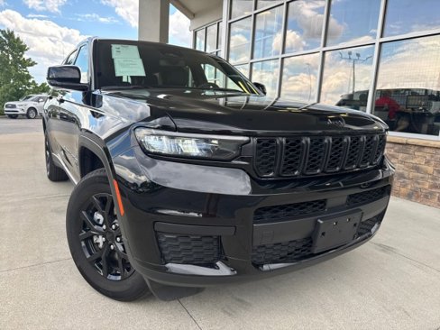 Used 2024 Jeep Grand Cherokee L Laredo image 1