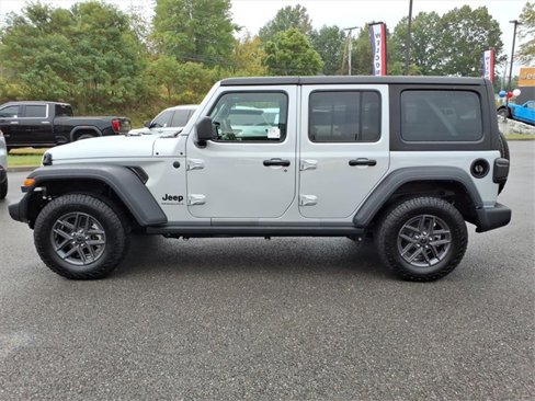 Used 2024 Jeep Wrangler Sport S image 7