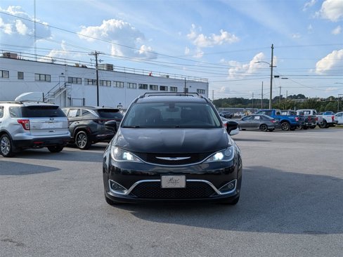 Used 2018 Chrysler Pacifica Touring-L image 8
