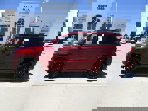 Used 2022 Jeep Grand Cherokee Laredo X image 3