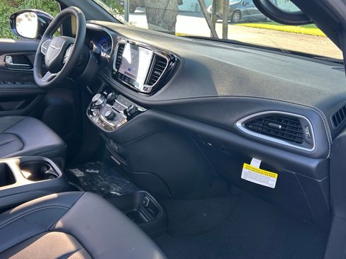 New 2025 Chrysler Pacifica Select image 22