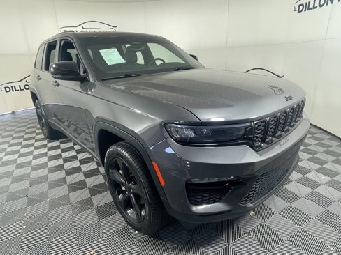 Used 2024 Jeep Grand Cherokee Limited w/ Black Appearance Package image 8