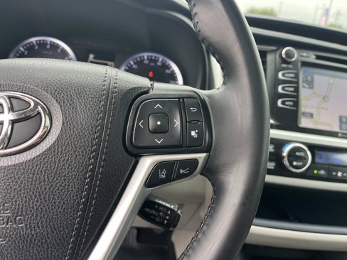 Used 2019 Toyota Highlander XLE image 18
