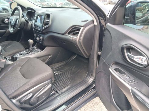 Used 2021 Jeep Cherokee Latitude w/ Mopar Interior Package image 10