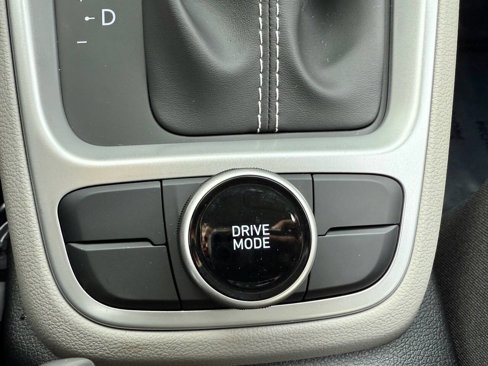 Used 2024 Hyundai Venue SEL image 31