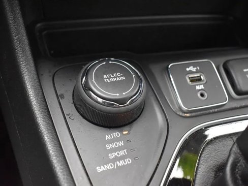 Used 2023 Jeep Cherokee Altitude Lux image 38