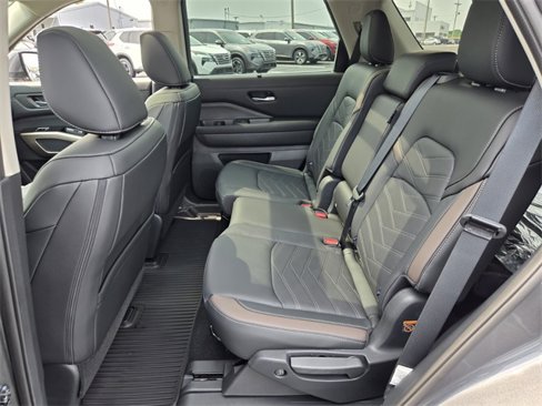 New 2025 Nissan Pathfinder Platinum image 9