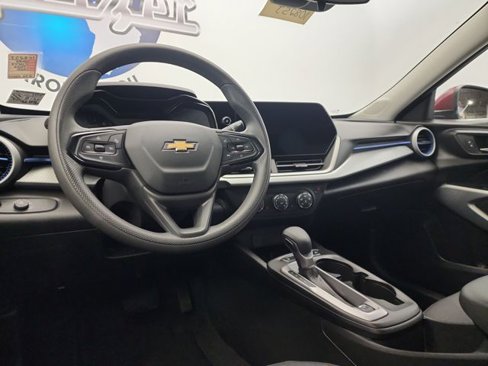 Used 2025 Chevrolet Trax LS w/ LS Convenience Package image 17
