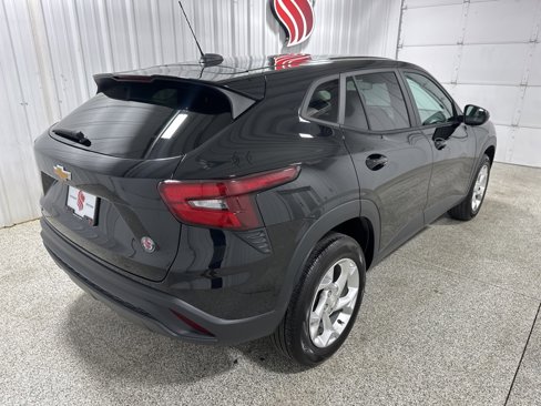 Used 2024 Chevrolet Trax LS w/ LS Convenience Package image 10