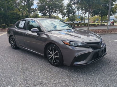 Used 2023 Toyota Camry SE image 3