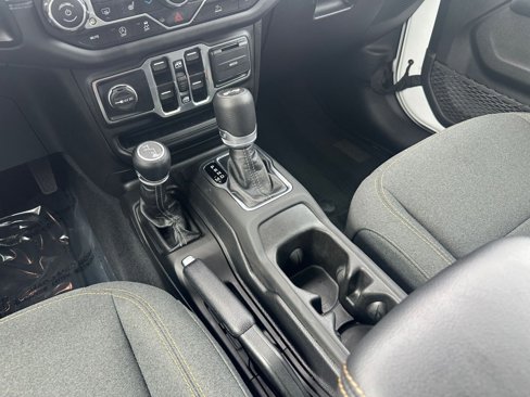 Used 2025 Jeep Wrangler Sahara image 40