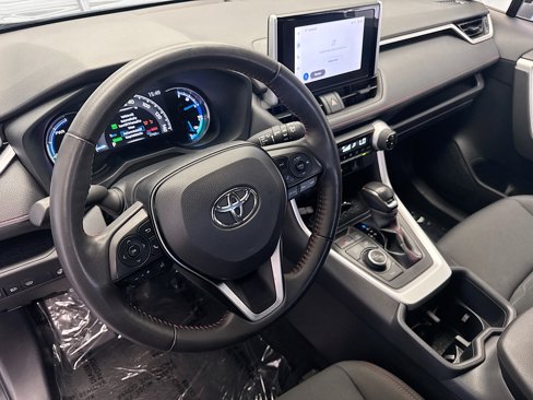 Used 2024 Toyota RAV4 SE image 7