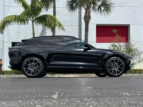 Used 2021 Aston Martin DBX image 3
