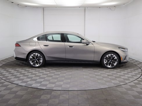 Used 2025 BMW 530i image 4