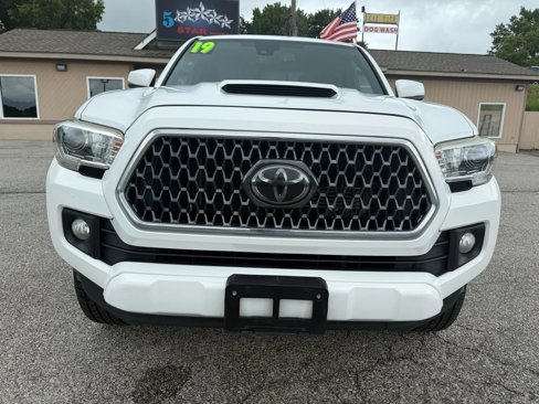 Used 2019 Toyota Tacoma TRD Sport image 3