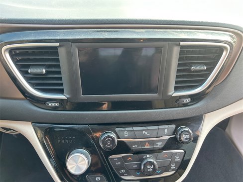 Used 2019 Chrysler Pacifica Touring image 21