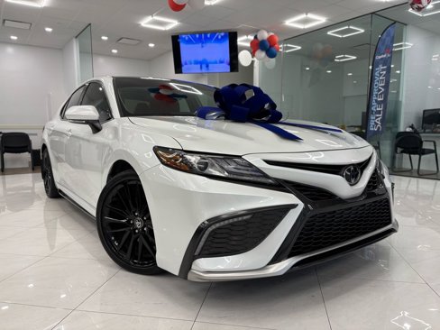 Used 2023 Toyota Camry XSE image 3