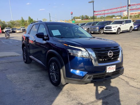 Used 2022 Nissan Pathfinder SV image 3