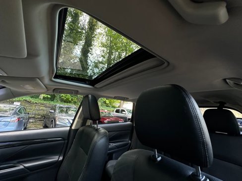 Used 2017 Mitsubishi Outlander SEL image 31