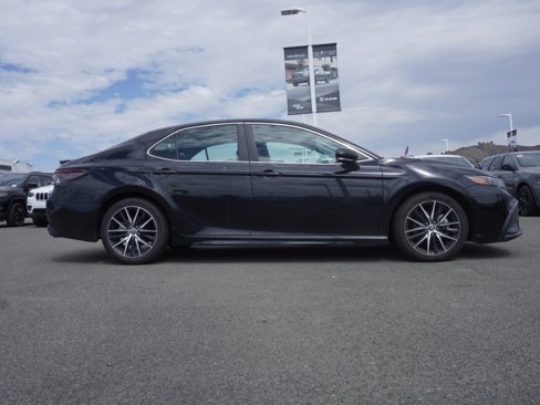 Used 2023 Toyota Camry SE image 3