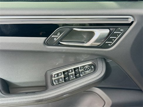 Certified 2024 Porsche Macan image 16