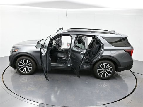 Used 2025 Ford Explorer ST-Line w/ Premium Package image 44
