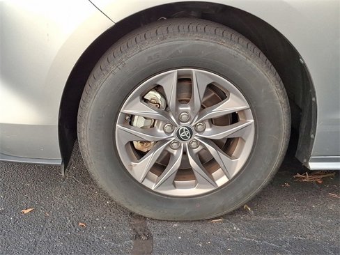 Used 2024 Toyota Sienna XLE image 7