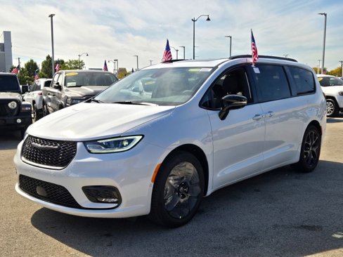New 2026 Chrysler Pacifica Limited image 3