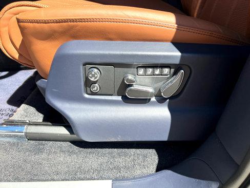 Used 2023 Bentley Bentayga image 19
