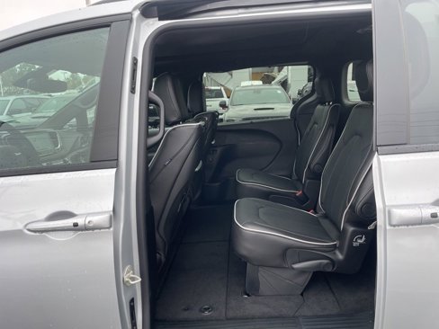 New 2026 Chrysler Pacifica Limited w/ Uconnect Theater Family Group image 28