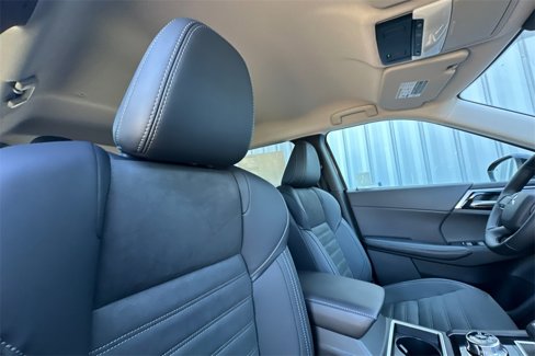 New 2025 Mitsubishi Outlander SE image 17