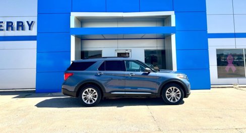 Used 2021 Ford Explorer XLT w/ Equipment Group 202A image 3
