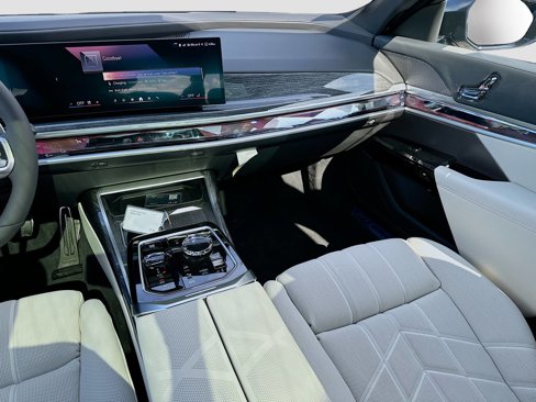 New 2026 BMW 750e xDrive image 18