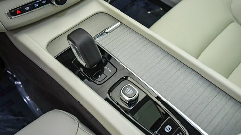 Certified 2025 Volvo XC60 T8 Plus w/ Protection Package Premier image 23