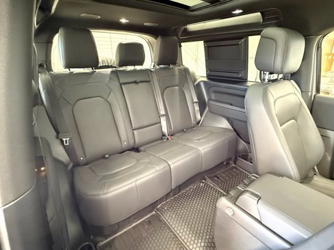 New 2025 Land Rover Defender 90 X-Dynamic SE image 18