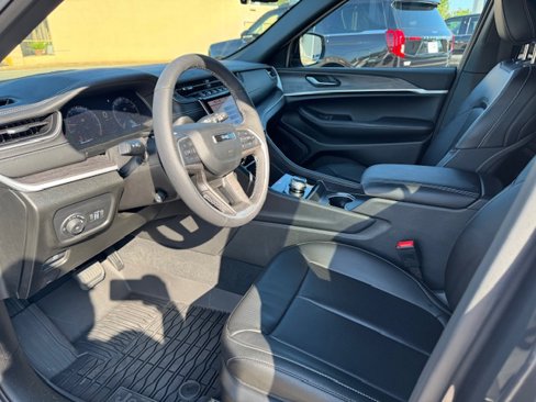 Used 2025 Jeep Grand Cherokee Limited w/ Luxury Tech Group II image 9