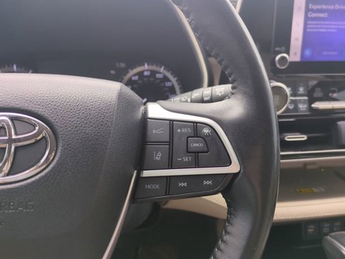 Used 2023 Toyota Highlander XLE image 27