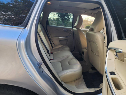 Used 2016 Volvo XC60 T5 Premier w/ Proximity Package image 32