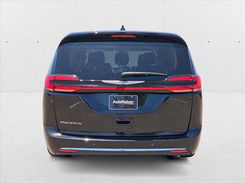 Used 2024 Chrysler Pacifica Touring-L image 7