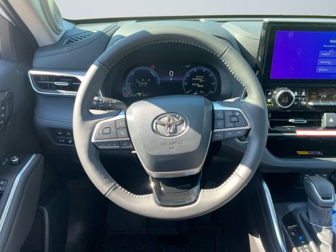 New 2025 Toyota Highlander Platinum image 12