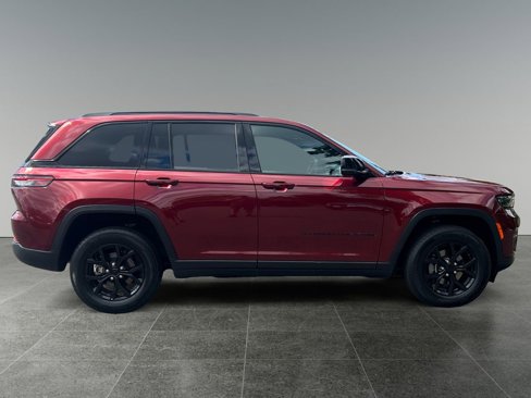 Used 2024 Jeep Grand Cherokee Altitude image 8