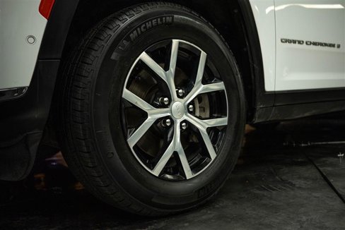 Used 2024 Jeep Grand Cherokee L Limited w/ Luxury Tech Group II image 3