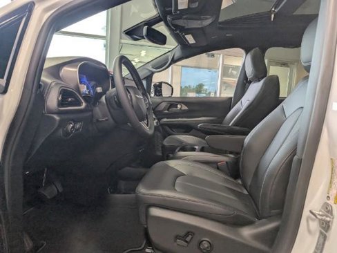 New 2026 Chrysler Pacifica Select image 8