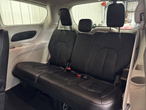 Used 2024 Chrysler Pacifica Touring-L image 18