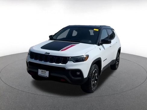 Used 2025 Jeep Compass Trailhawk image 4