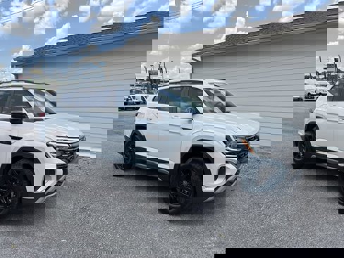Used 2024 Volkswagen Atlas Peak Edition SEL image 2